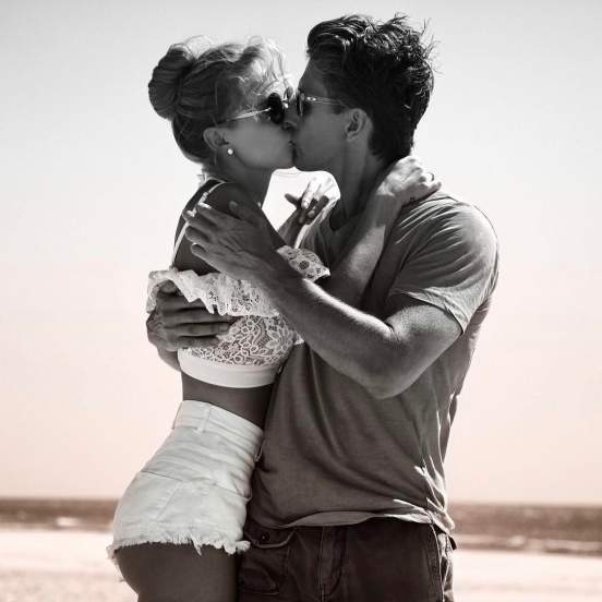 Глюкоза опубликовала фото страстного поцелуя с мужем