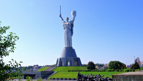 Без герба СССР: украинцы проголосовали за смену символики на монументе «Родина-мать»
