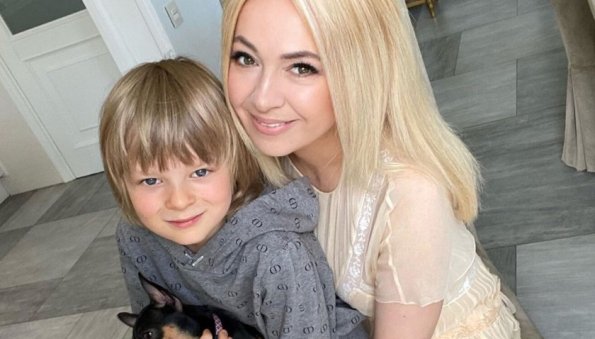 Известная соцсеть удалила фотографии детей Рудковской из-за «обнажённого тела»