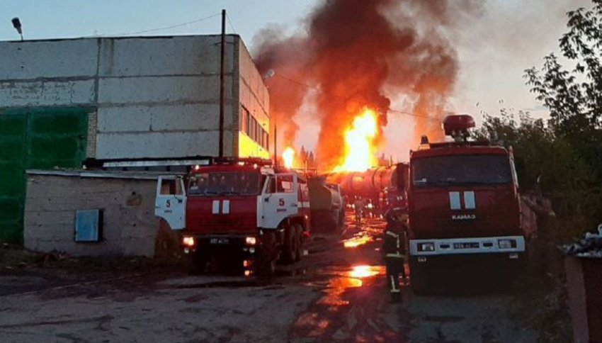 Гаубицы M777 нанесли удары по нефтебазе в Донецке, вызвав серьезный пожар