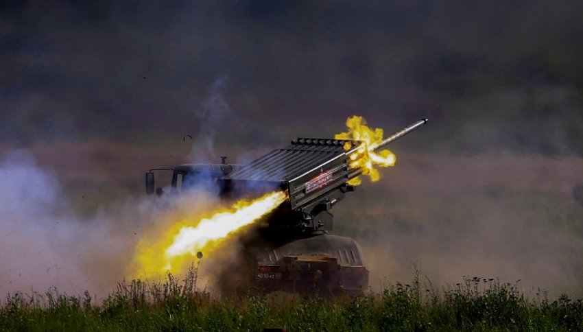 Артиллерия группировки "О" из ВС РФ ведет огонь по артиллерийским позициям ВСУ на Донбассе