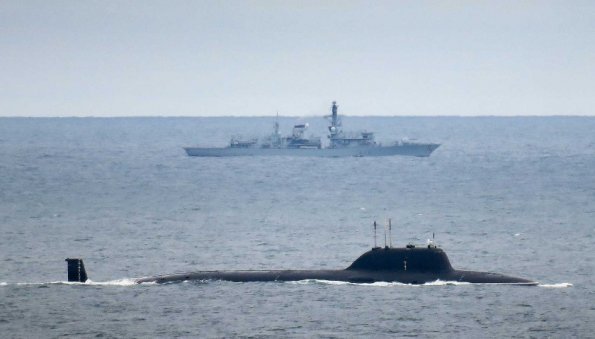 Британский фрегат устроил провокацию против двух российских субмарин