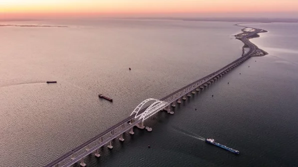 Движение по Крымскому мосту приостановлено после уничтожения ракеты под Керчью