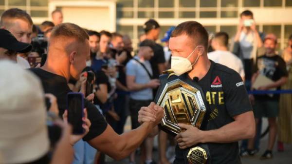 Российский боец Петр Ян вернулся в Екатеринбург с поясом чемпиона UFC
