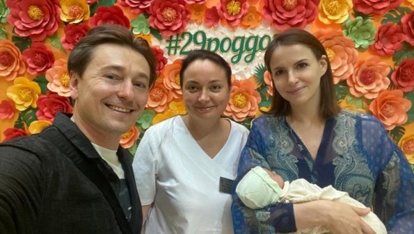 47-летний актёр Сергей Безруков поделился совместной фотографией с новорожденным сыном