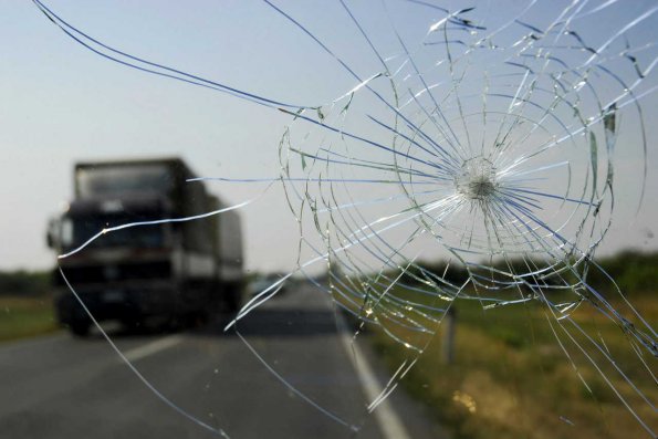 Водителей в России предупредили о езде на машине с трещиной на лобовом стекле