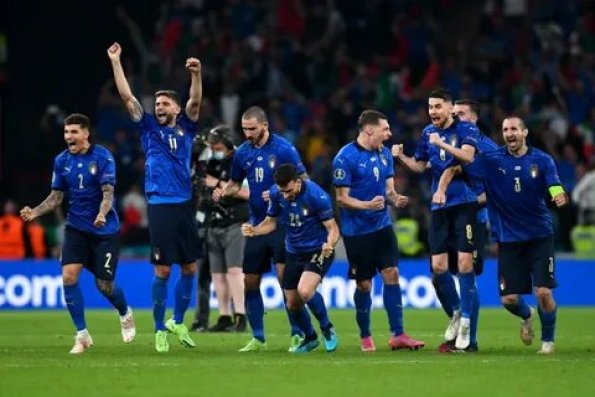 Футболистов команды Италии наградили орденом в честь победы на Евро-2020