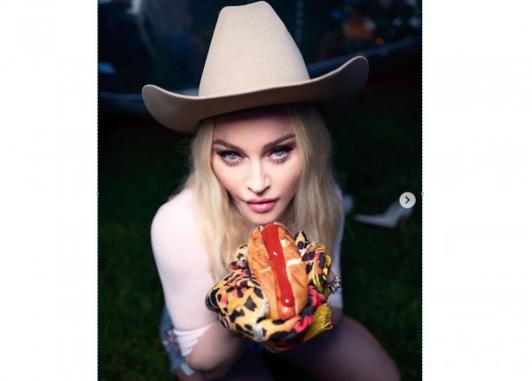 Мадонна в мини-шортах и ковбойской шляпе устроила семейный пикник