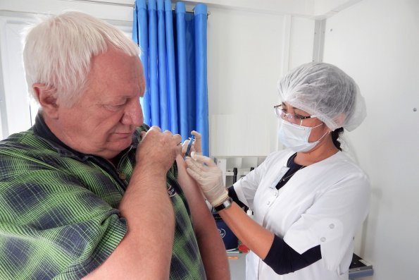Депутат Власов предложил назначить вакцинированным пенсионерам пособие в 10 тысяч рублей