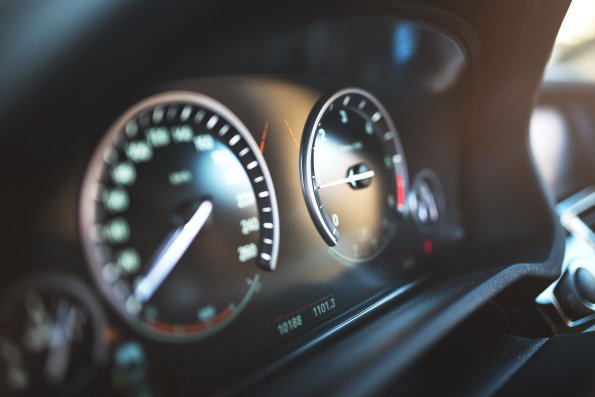 «АвтоПАРК﻿ рассказал водителям в РФ о вредных для двигателя автомобиля оборотах