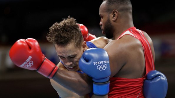 «Наследие» Тайсона: боксер-супертяж из Марокко пытался откусить сопернику ухо на Олимпиаде в Токио