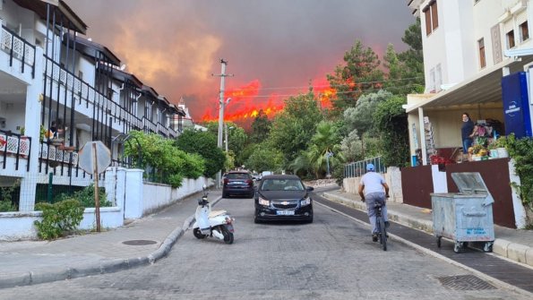 В Турции из-за лесных пожаров начали эвакуацию туристов из отелей Мармариса