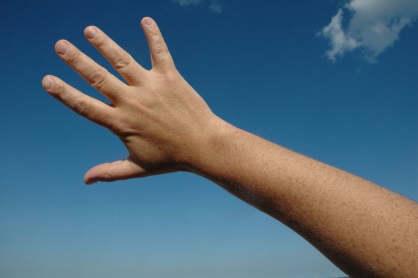 Синдром жесткой руки может развиться из-за недостаточного контроля уровня сахара