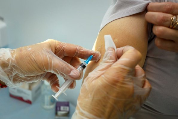 В РФ могут ввести ответственность за призыв к отказу от вакцины по немедицинским показаниям