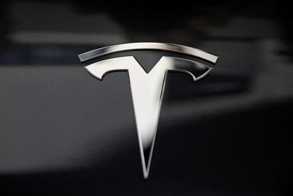 Новый автопилот Tesla вызвал опасения за безопасность в Consumer Reports