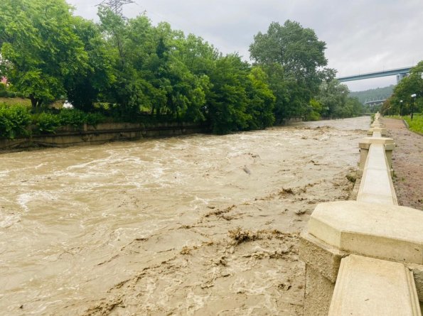 Власти Сочи просят жителей подготовиться к возможной эвакуации из-за повышения уровня рек