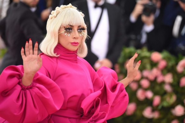 Леди Гага показала видео топлес и без косметики