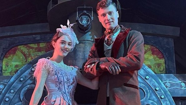Выступающие в паре в шоу "Анна Каренина" Медведева и Энберт сплавились на рафте в Сочи