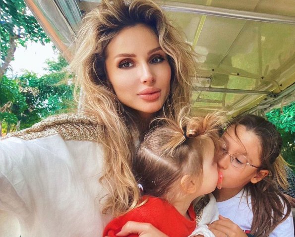 Певица Светлана Лобода показала фотографии с дочками