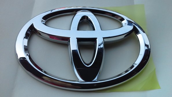 Toyota хочет замедлить переход США на электромобили