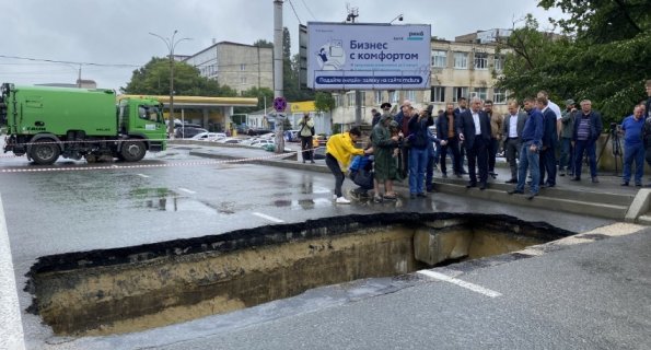 Губернатор Крыма лично осмотрел место обрушения дорожного полотна в Симферополе