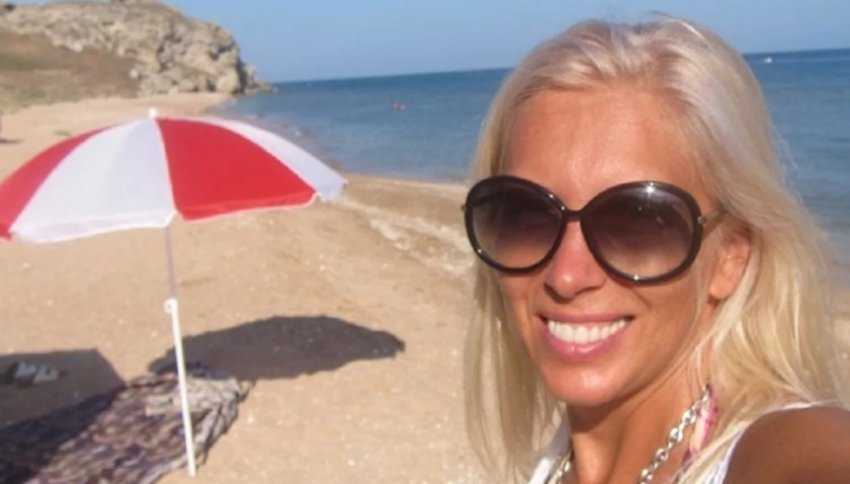 Крымские каникулы: Алена Свиридова ест клубнику с грядки и увлекается ловлей креветок в Черном море