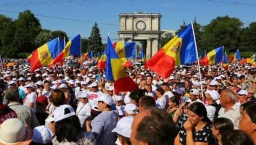 На центральной площади в Кишиневе начался массовый антиправительственный митинг