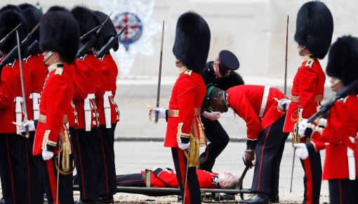 Три солдата потеряли сознание на богослужении в честь Елизаветы II
