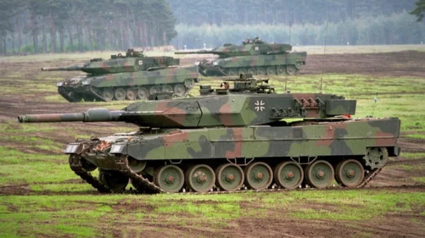 RV показала первые фотокадры переданных ВСУ немецких танков Leopard вблизи линии фронта