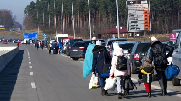 На границе с Латвией выстроилась очередь из украинцев, которые хотят въехать в Россию