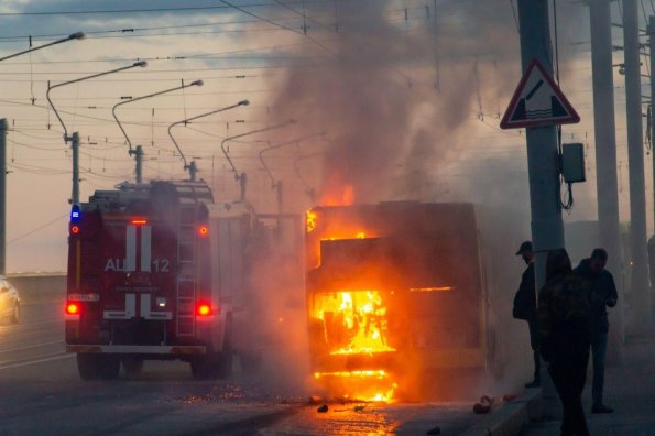 На Володарском мосту в Санкт-Петербурге произошло возгорание пассажирского автобуса