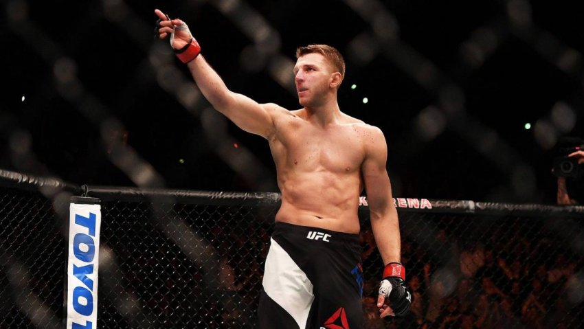 Боец UFC Дэн Хукер заявил, что Ислам Махачев отказался драться с ним