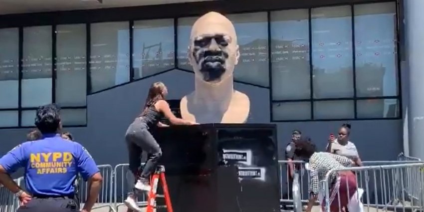 В США вандалы перекрасили «неправильный» памятник Джорджу Флойду
