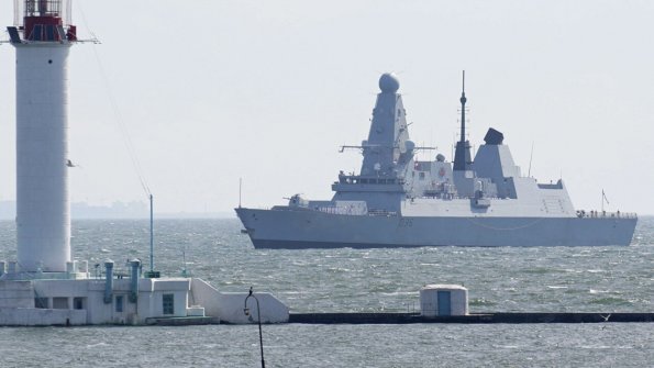 Командир морской авиации ВМФ рассказал о бомбежке по курсу британского эсминца Defender