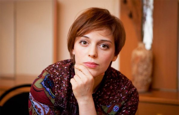 Звезда сериала "Не родись красивой" Нелли Уварова удивила своей полнотой на "Вечернем Урганте"