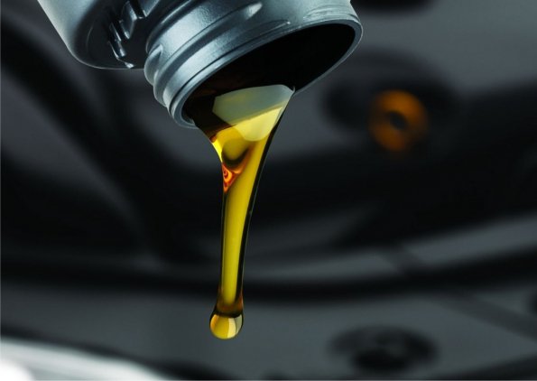 Российским водителям рассказали, когда в мотор иномарки можно заливать отечественное масло