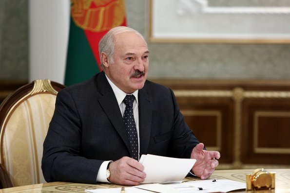 Александр Лукашенко сообщил о возможном введении военного положения в регионах из-за санкций