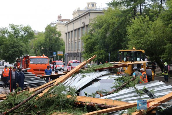 На улице Правды в Москве из-за сильного ветра обрушилась крыша