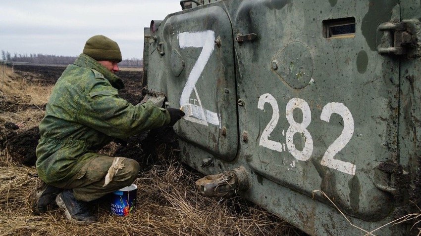Украинские военные бегут из Мариуполя, переодевшись в мирных жителей