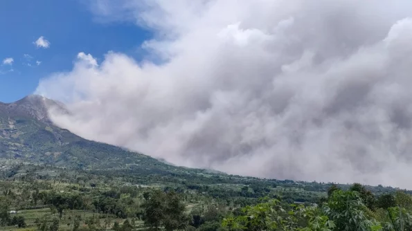 Сильнейшее извержение вулкана Мерапи началось на индонезийском острове Ява