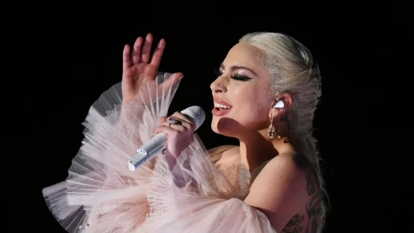 Леди Гага бросилась на помощь упавшему на ковровой дорожке фотографу