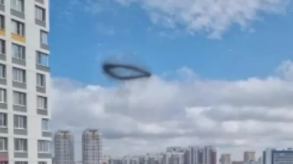Эксперты объяснили, что за загадочное черное кольцо появилось сегодня в небе над Москвой