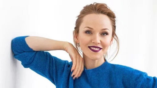 Российская певица Альбина Джанабаева полностью сменила свой имидж и помолодела на 20 лет
