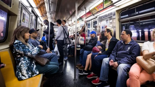 Женщина преклонных лет станцевала в вагоне метро и попала на видео