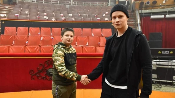 Путин наградил медалью "За отвагу" спасшего двух детей от атаки диверсантов мальчика