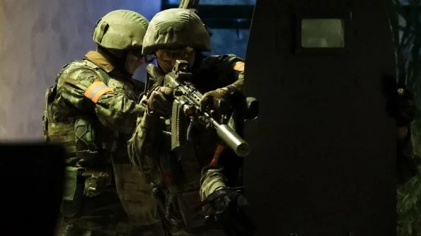 РВ: Боевики ВСУ показали видеокадры захвата в плен российского бойца и возможный расстрел