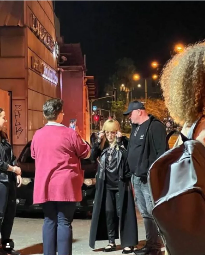 Покинувшая Россию певица Алла Пугачева выбрала мрачный образ для концерта Манижи в Тель-Авиве