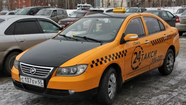 В Омске прохожий разбил стекло такси, забрался внутрь и попал на видео