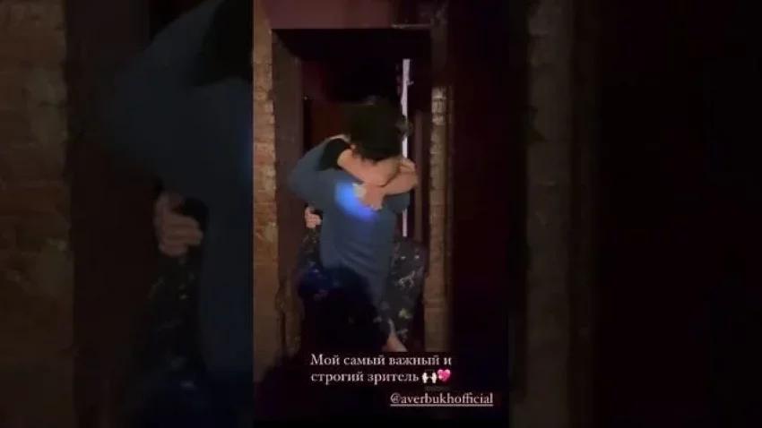 Актриса Лиза Арзамасова опубликовала романтичное видео, на котором целуется с супругом Ильей Авербухом