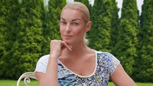 Балерина Волочкова заявила, что домработница забрала ее телефон и захватила власть в доме